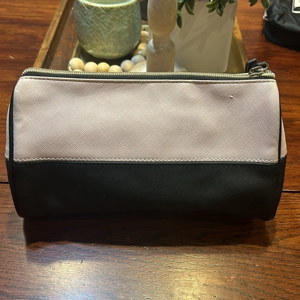 💥 2/$10 Victoria’s Secret Black & Pink Bow Cosmetic Bag